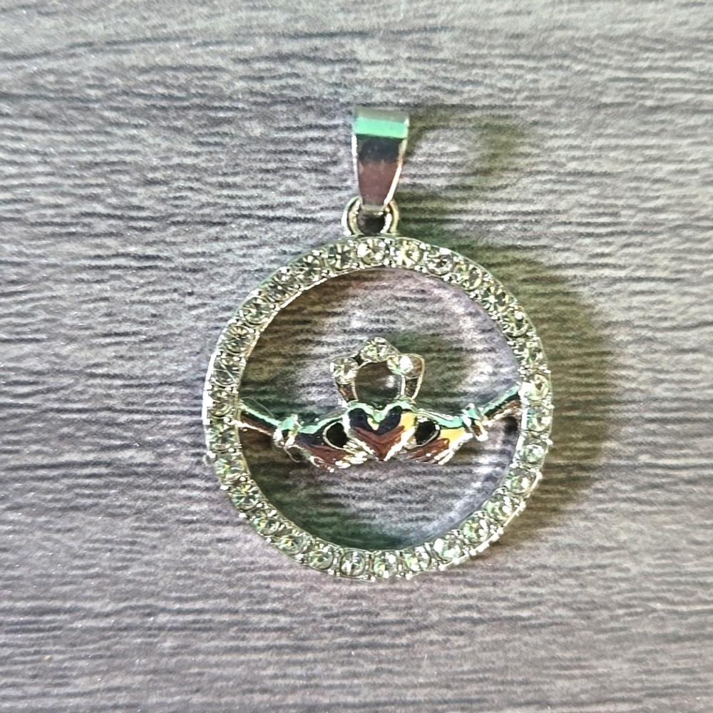Claddagh Circle Charm NWOT New Without Tags Silvertone Bling Jewelry Irish Heart - Picture 1 of 5